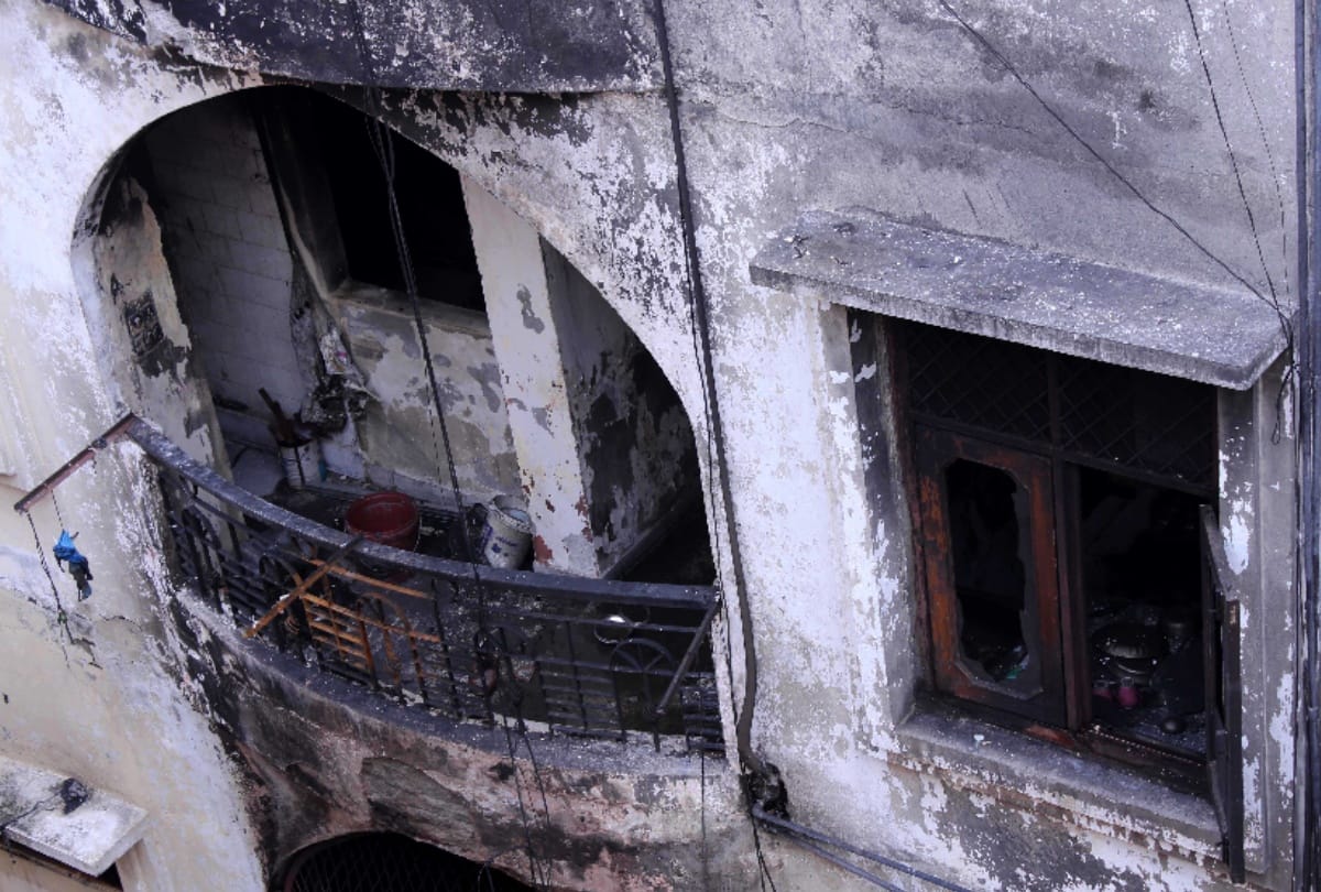 police man save life of girl who was trapped in fire