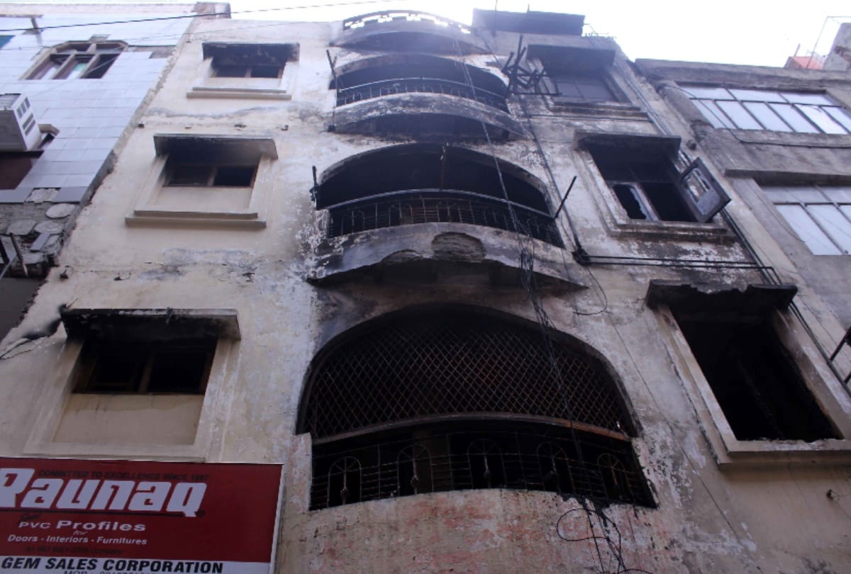 police man save life of girl who was trapped in fire