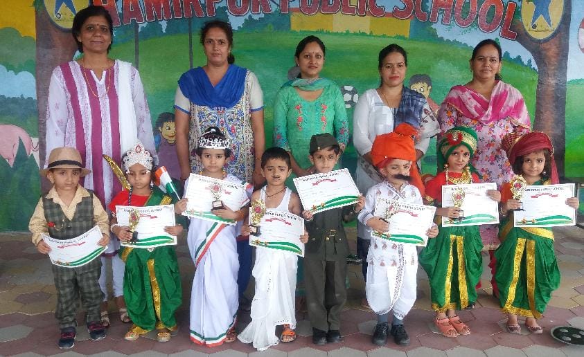 फैंसी ड्रेस प्रतियोगिता में अलंकृत प्रथम