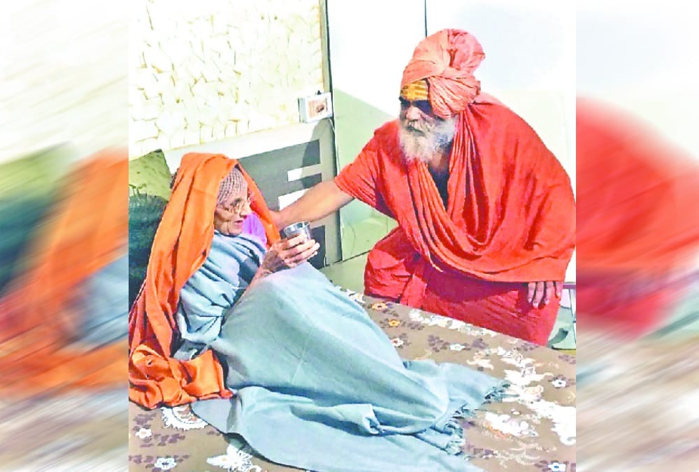 PM narendra modi's mother heeraben emotional after take Maya Devi Temple Prasad