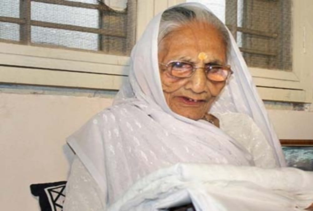 PM narendra modi's mother heeraben emotional after take Maya Devi Temple Prasad