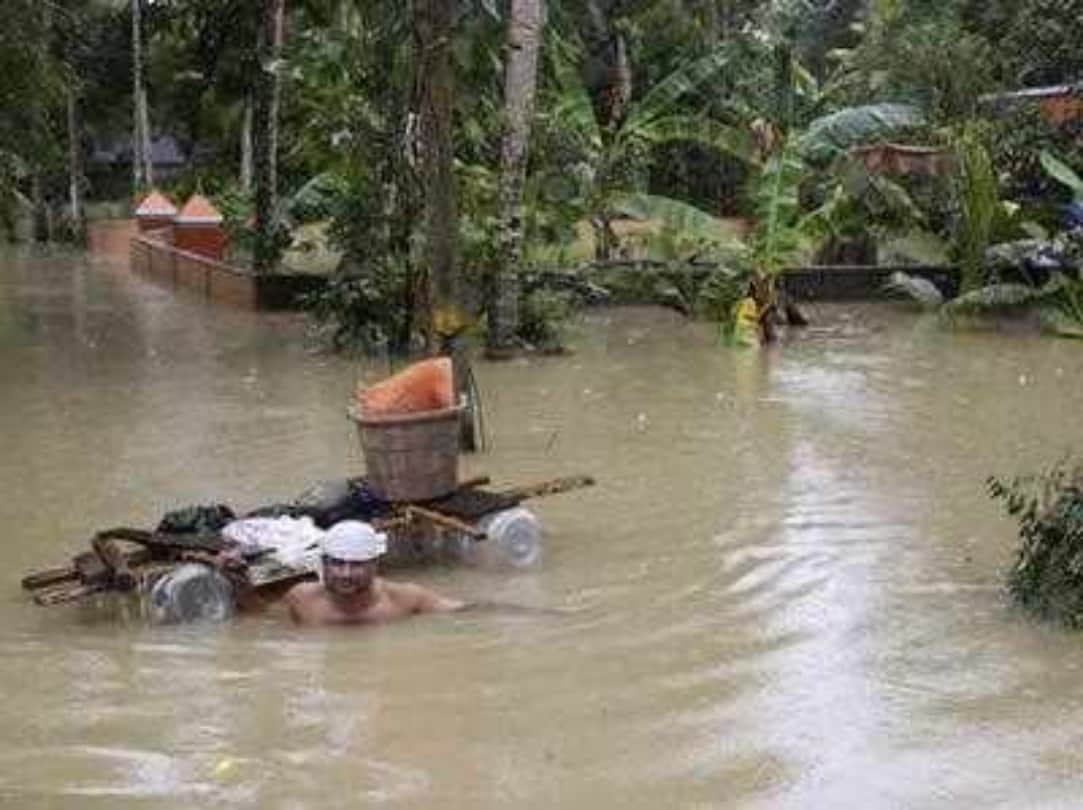 Sunny leone donates for Kerala cm distress relief fund