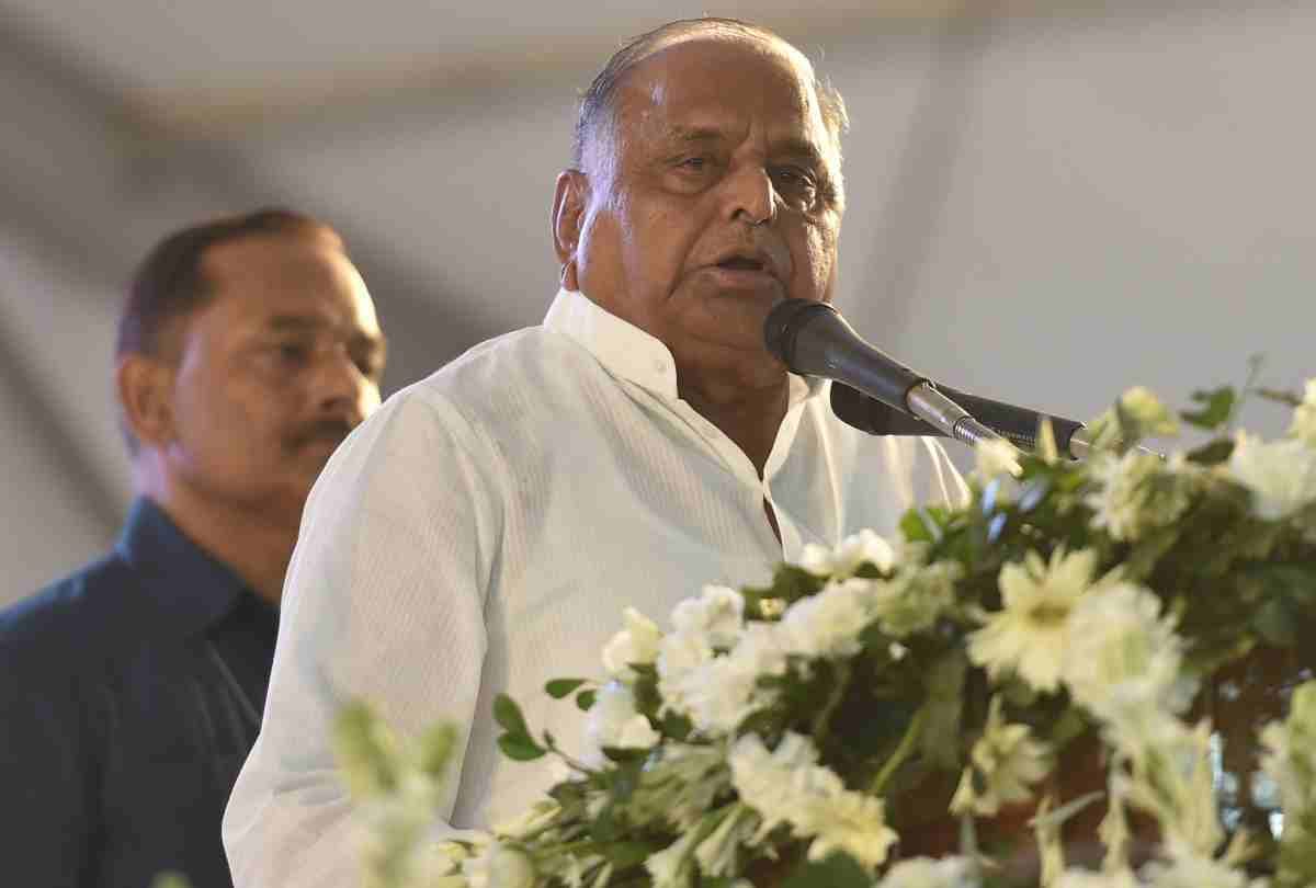 mulayam singh yadav gives tribute to atal bihari vajpayee.