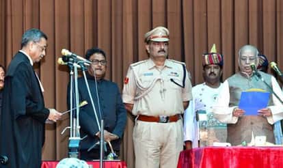 लालजी टंडन को बिहार के राज्यपाल पद की शपथ दिलाते पटना हाईकोर्ट के चीफ जस्टिस जस्टिस मुकेश रसिक भाई शाह