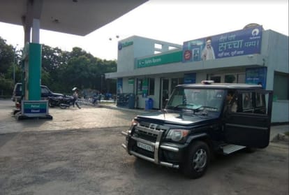 UP: in meerut robbers attacked security guard and robbed  of lacks from petrol pump