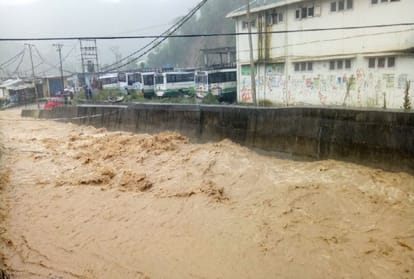 many roads closed in himachal due to heavy rainfall in himachal