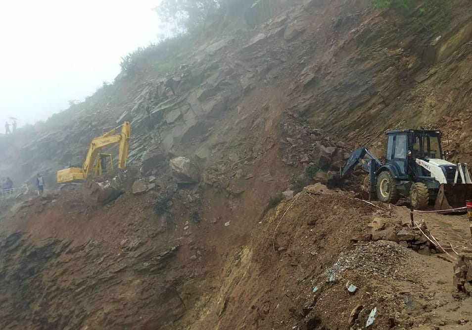 Landslide on badrinath highway after heavy rain in uttarakhand