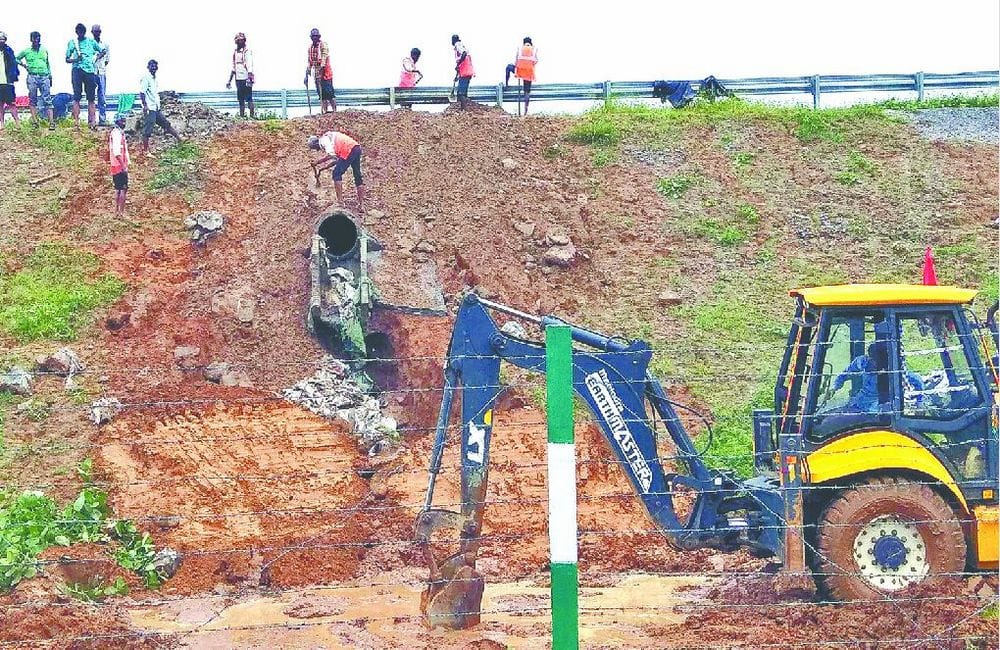 agra lucknow expressway soil sunk due to rain in mainpuri
