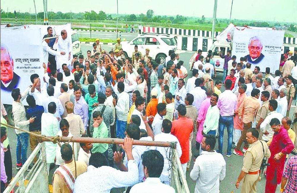 People pay tribute Atal Bihari Vajpayee' Asthi Kalash on lucknow expressway