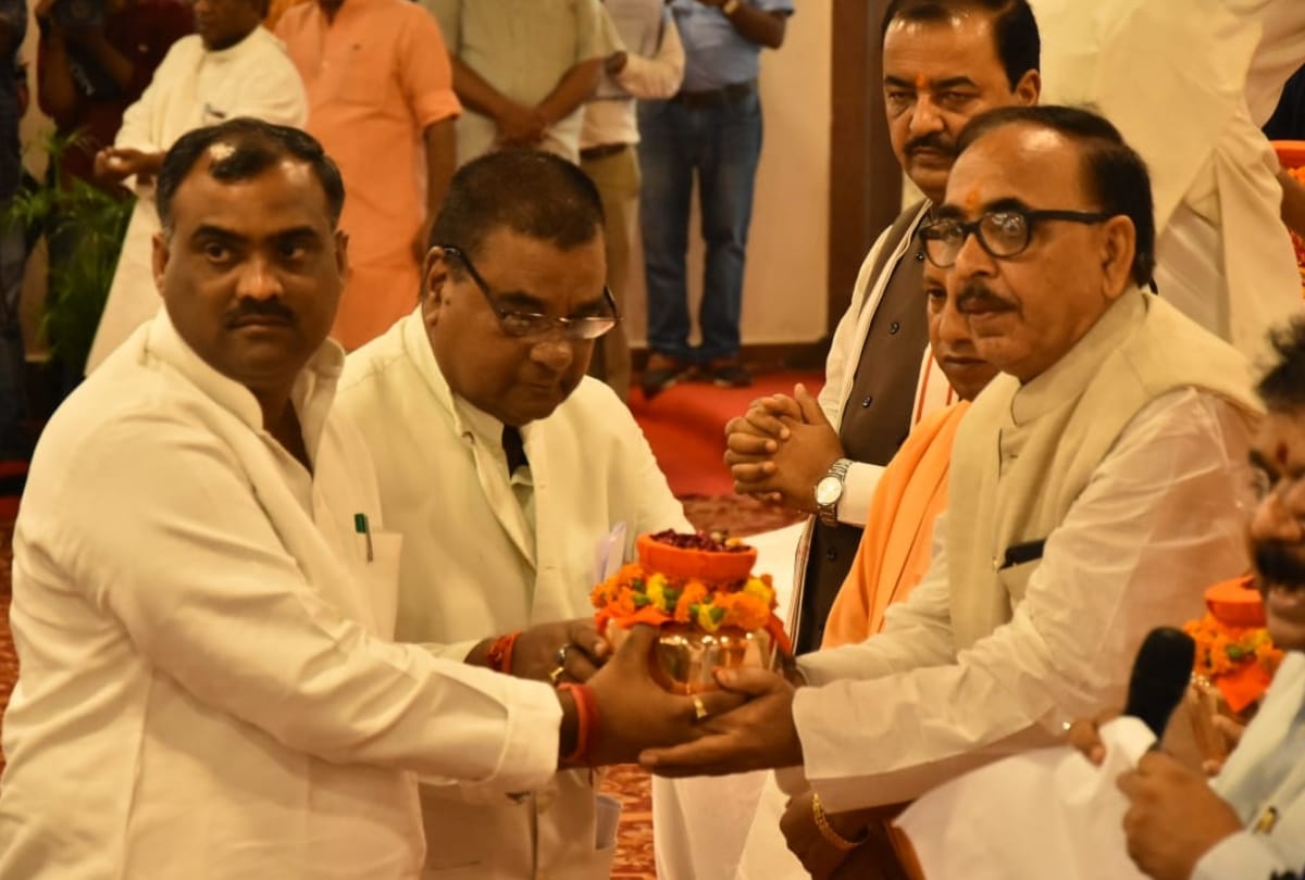 CM Yogi gave asthi kalash of atalji for every district of UP