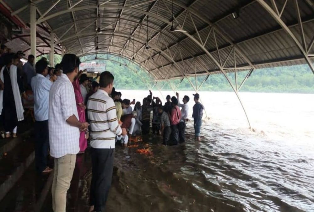 Former PM Atal Bihari Vajpayee ashes immersed in Triveni Ghat rishikesh