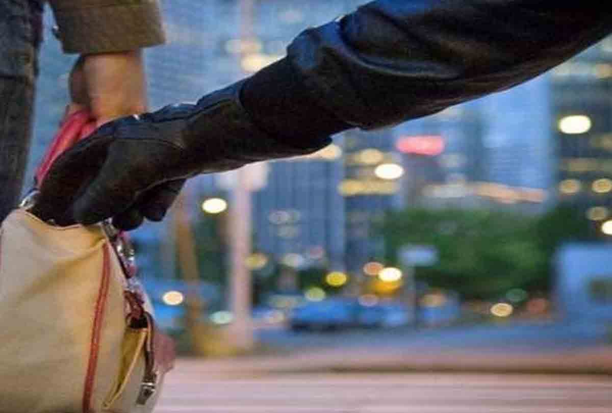 three boys looted womans' ornament worth eight lakhs