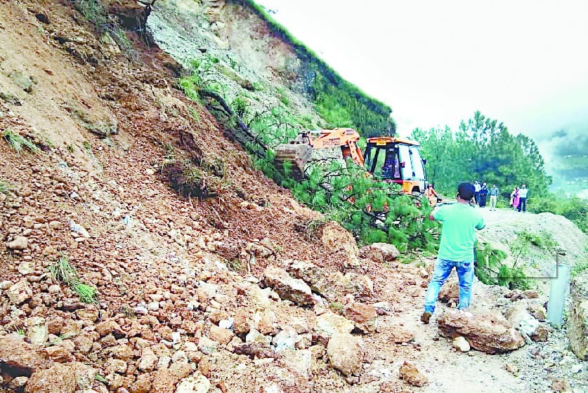 10 roads blocked, 5k people struglges