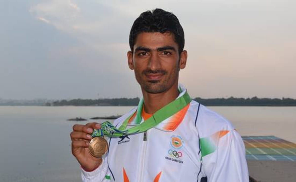 asian games 2018 rowing dushyant chauhan falls on stage due to high bp