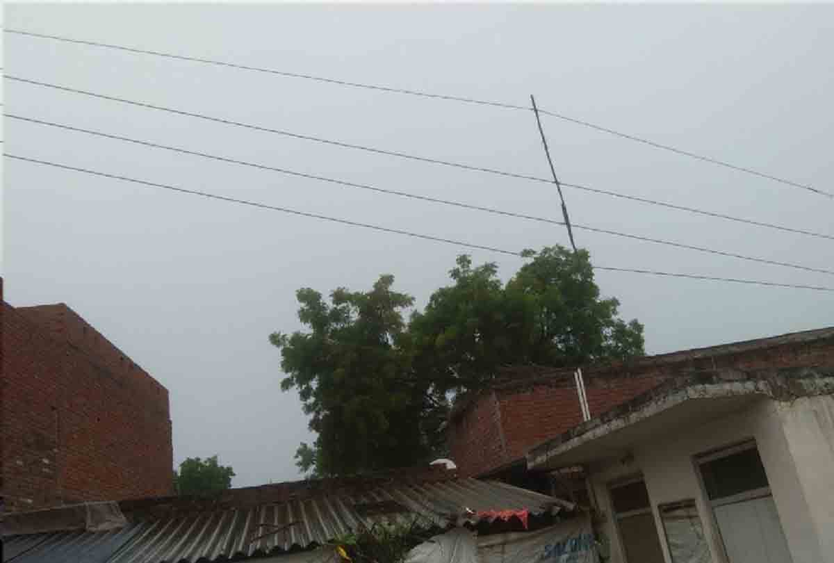 Electric wire passes through the terraces