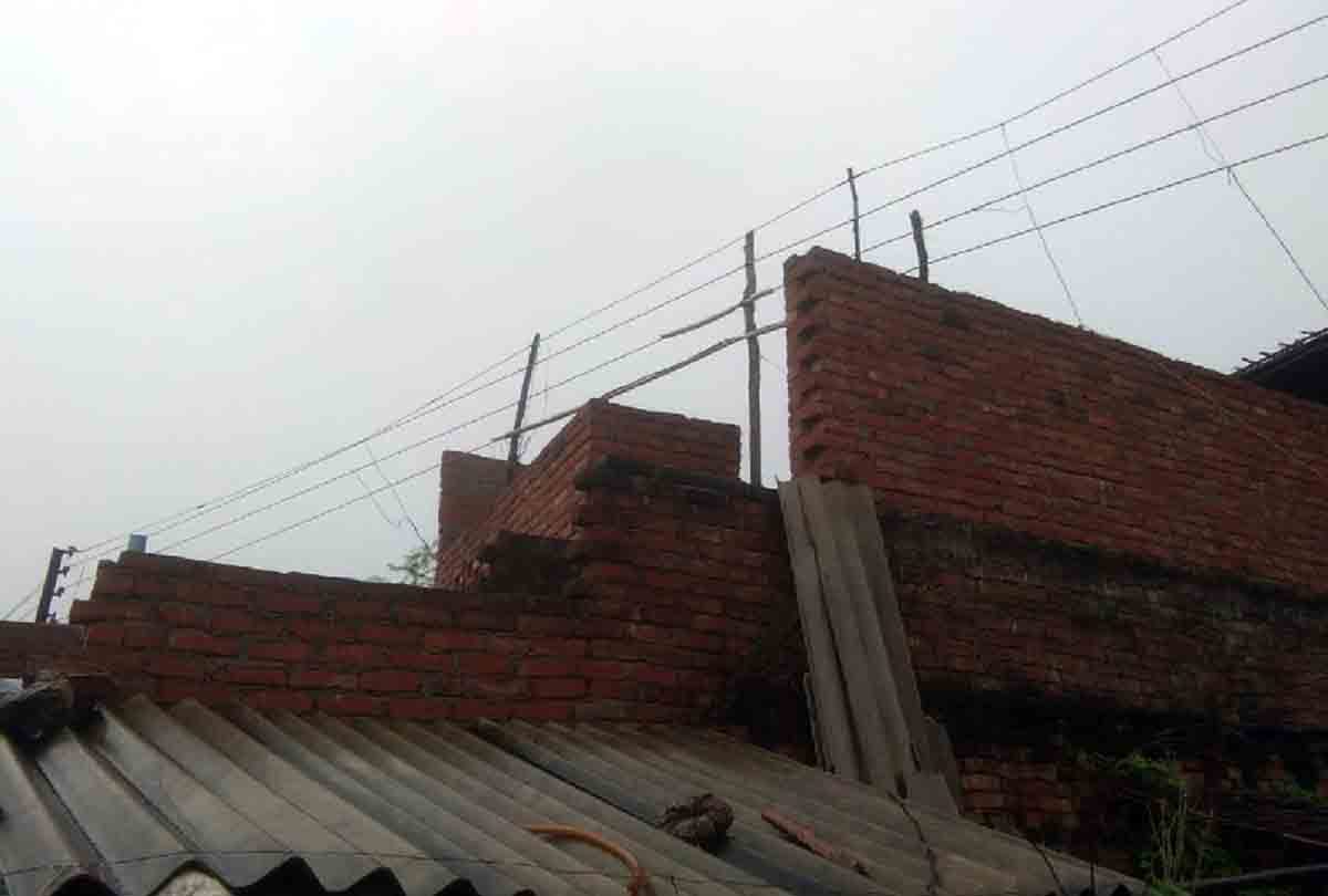 Electric wire passes through the terraces