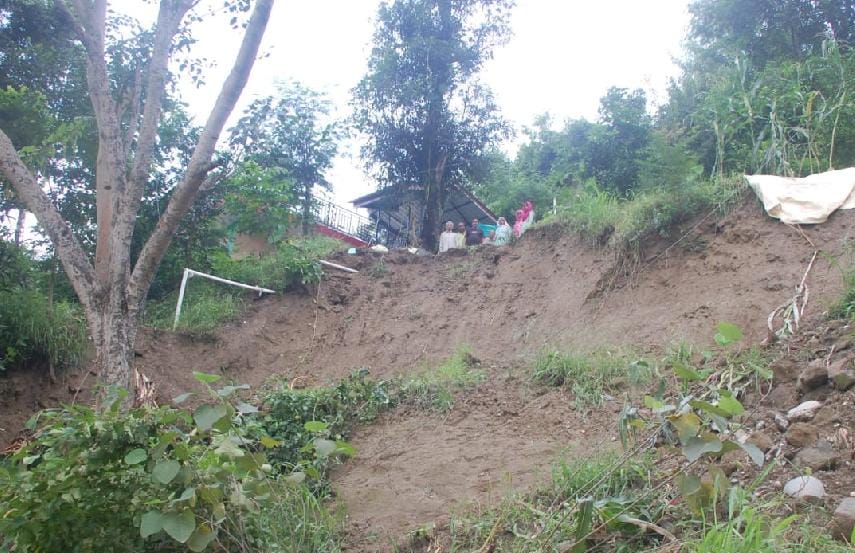 ल्हासा गिरने से मकान के गिरने का खतरा