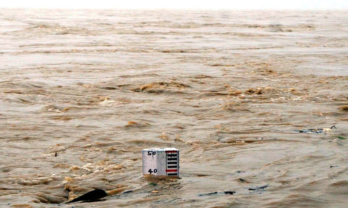 Varanasi ganga water level going down but  varuna river create problem for people