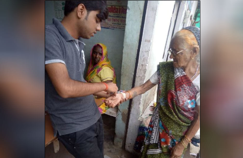health department team raids jholachhap clinics in agra