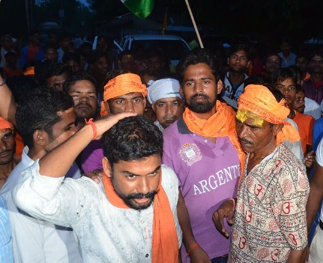 गरमाया पूरा ठिरिया : पुलिस फोर्स की मौजूदगी में बेकाबू हुई भीड़, शहर भर का फोर्स जुटाया