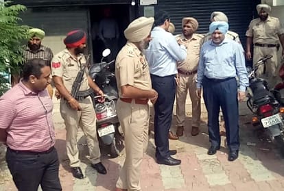 2.5 lakh rupees looted on Gun Point in Batala