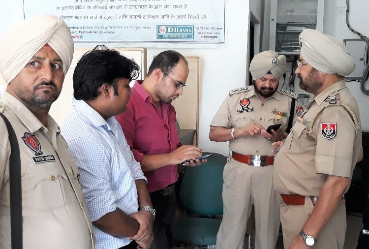 2.5 lakh rupees looted on Gun Point in Batala