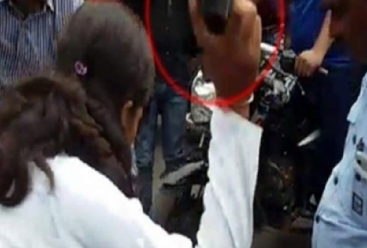 UP: Man  beaten by sandel teasing a girl jumped from auto in meerut