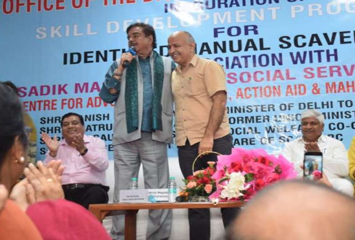 bjp leader Shatrughan Sinha  attending aap party program than People show black flag