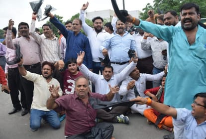 bjp leader Shatrughan Sinha  attending aap party program than People show black flag