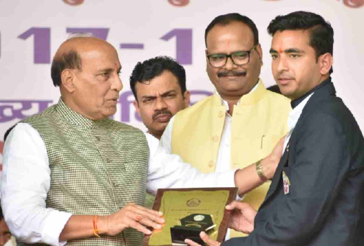 former President Pranab Mukherjee honored Shubham of Lucknow