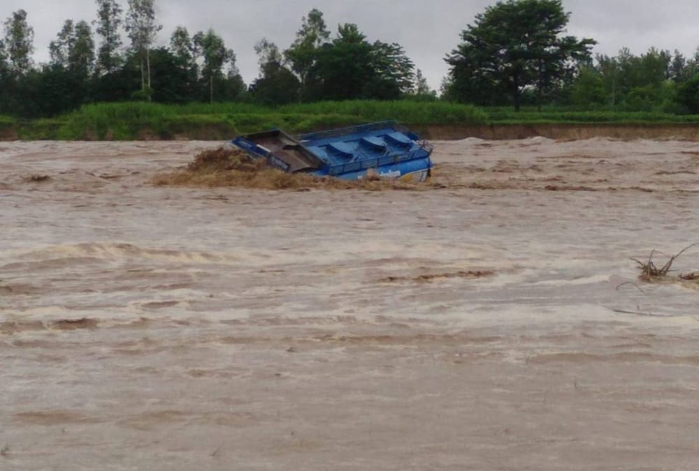 Tanker swept in heavy flow of river on Haridwar Najibabad highway