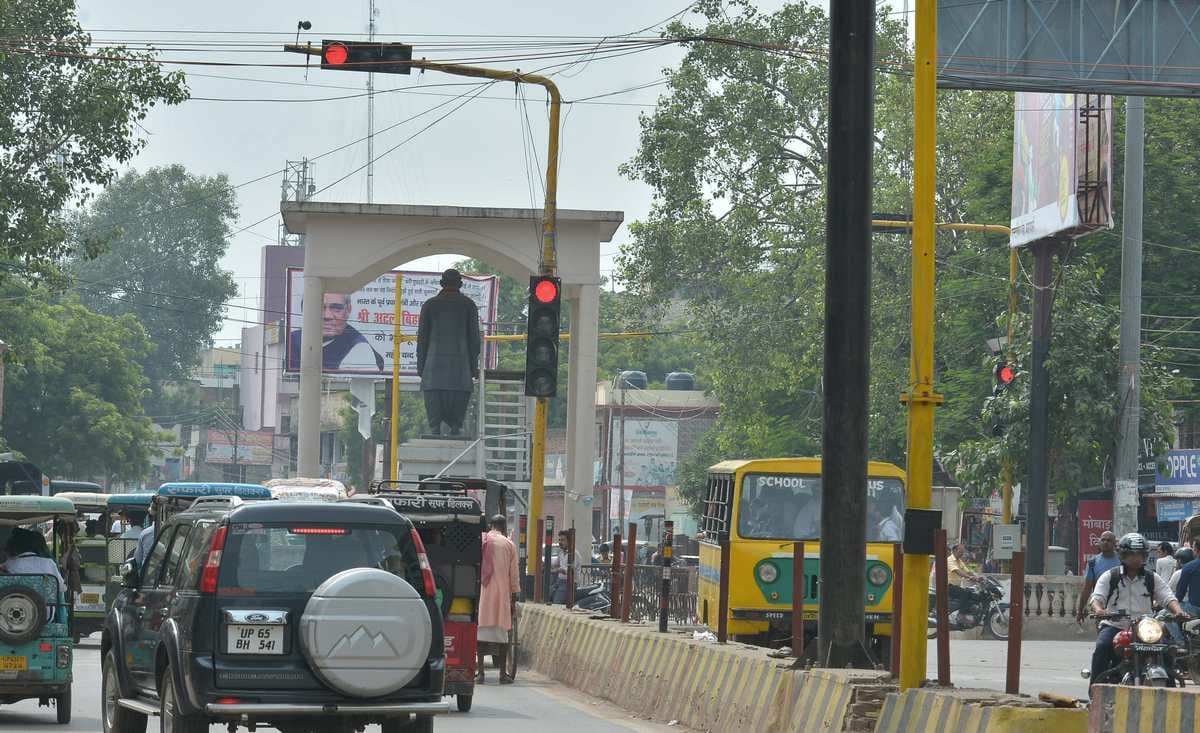 Traffic signal system start on four crosway in varanasi