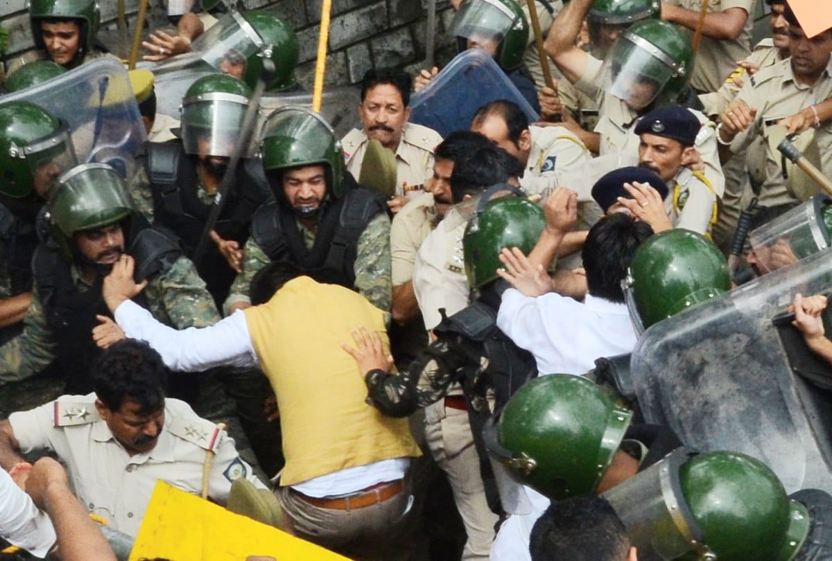 ssp and women constable injured in youth congress protest at vidhan sabha shimla