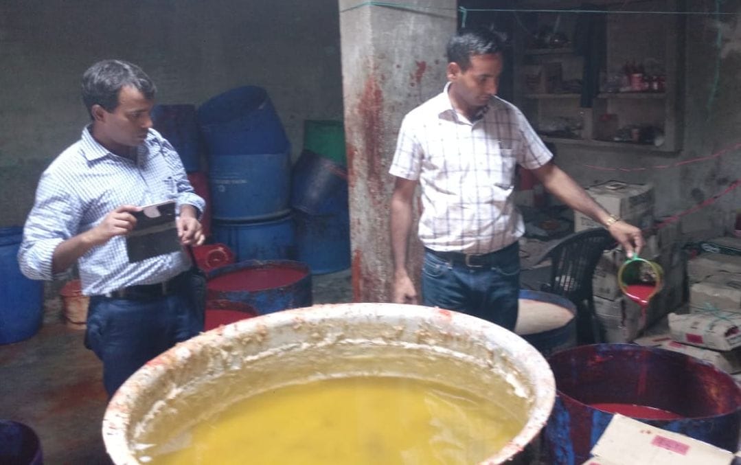 आंबेडकर नगर में सॉस की अवैध फैक्ट्री  पकड़ी