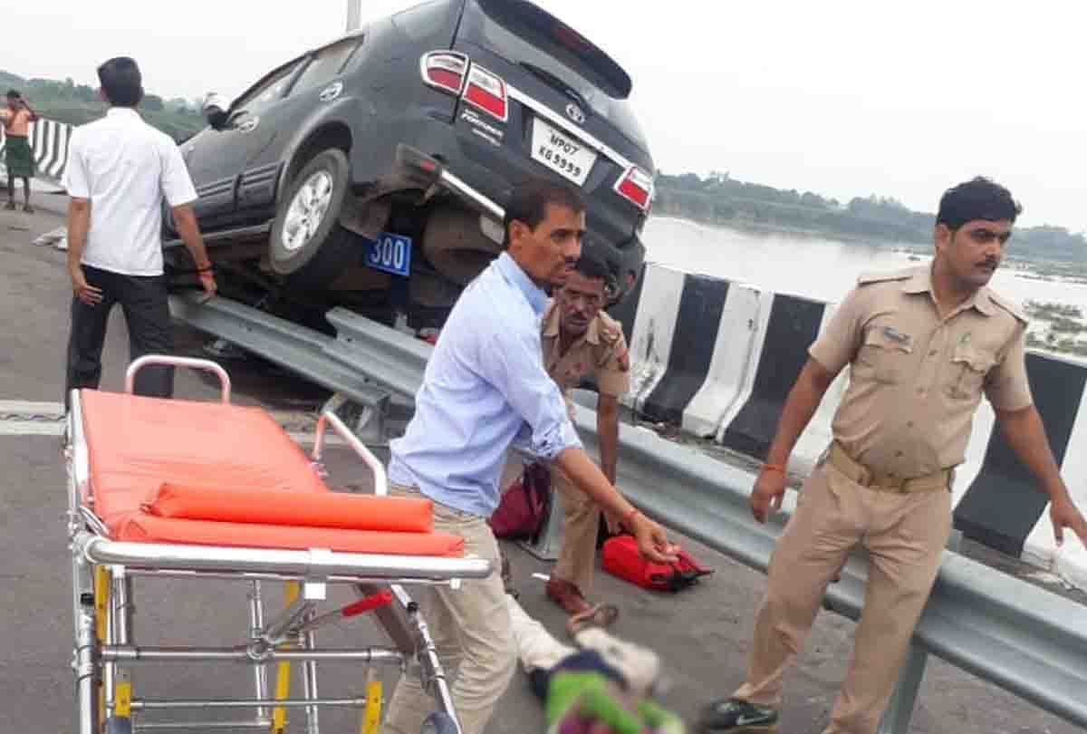एक्सप्रेस वे पर दुर्घटनाग्रस्त फॉर्चूनर कार