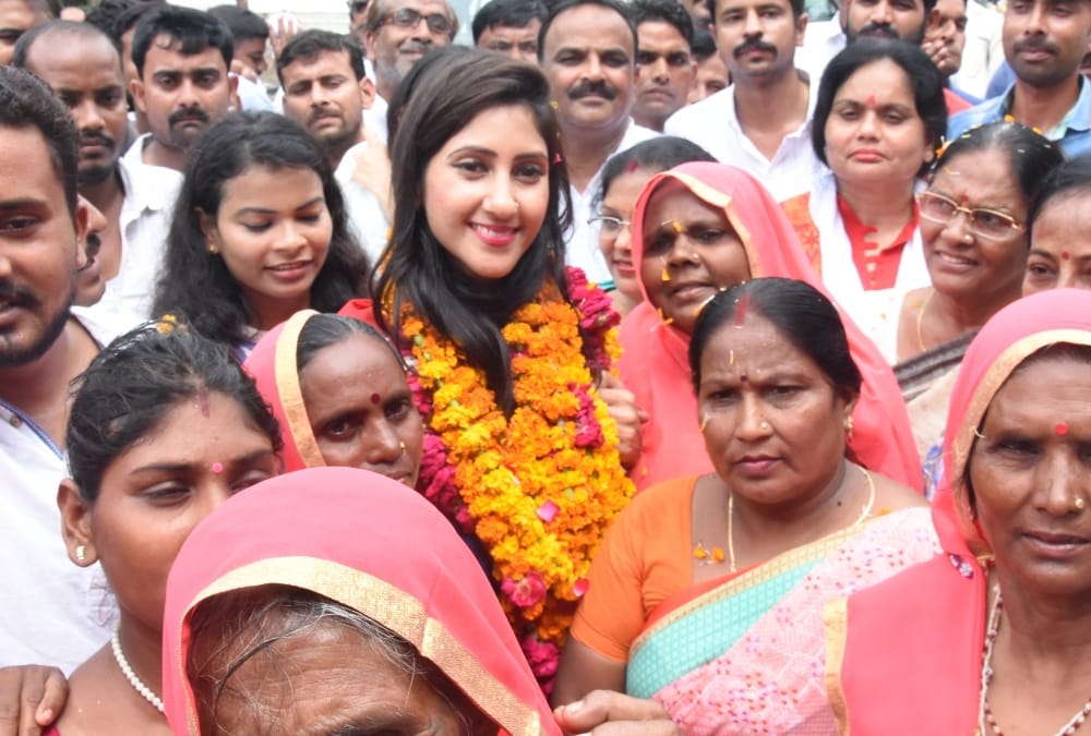 congress activists welcome aditi singh in lucknow.
