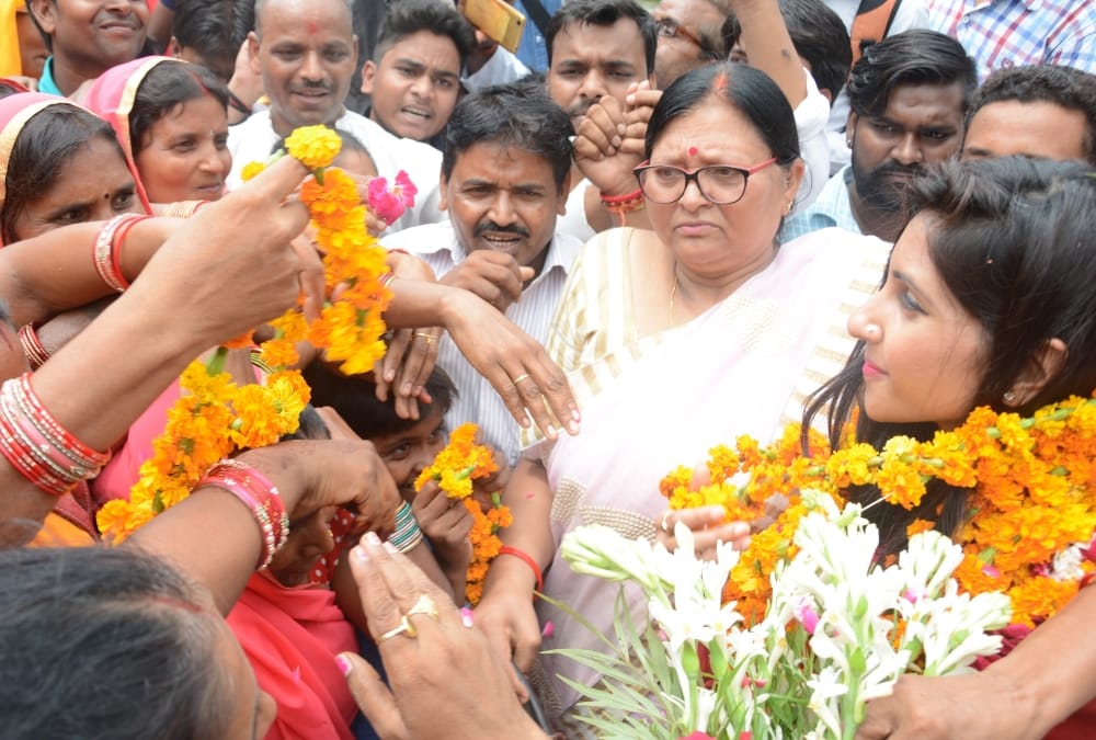 congress activists welcome aditi singh in lucknow.