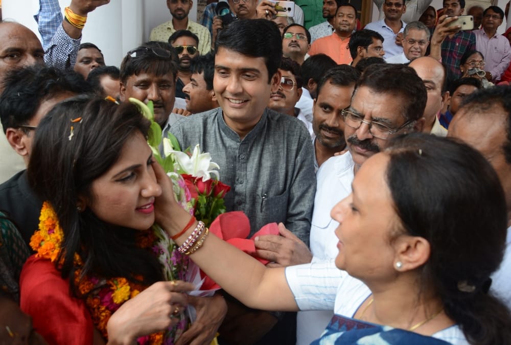 congress activists welcome aditi singh in lucknow.