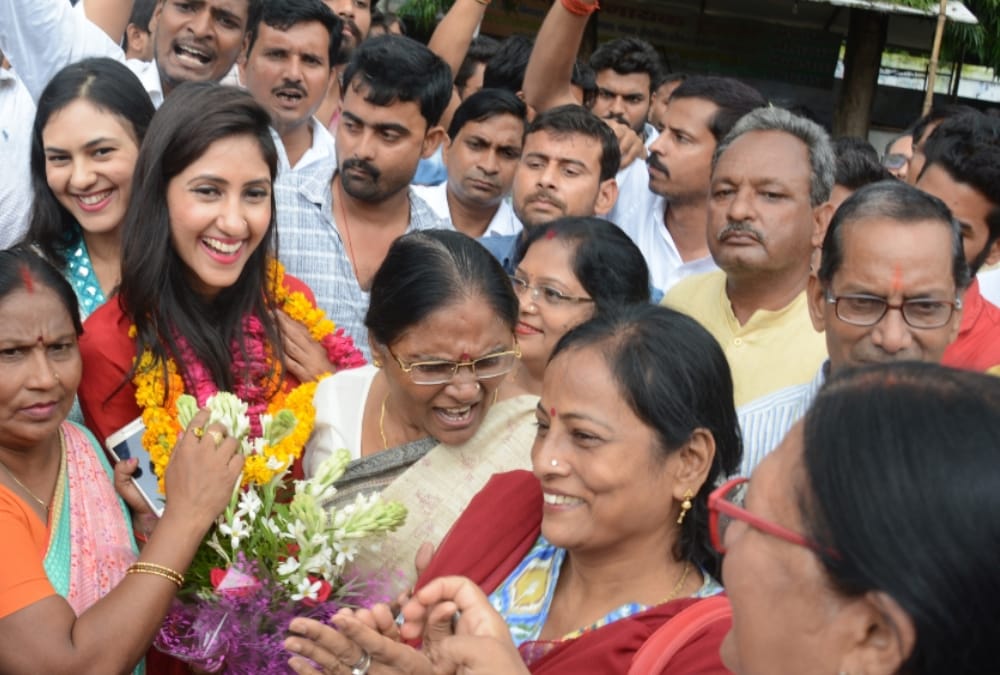 congress activists welcome aditi singh in lucknow.