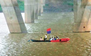 The newly wedged youth wed in a new bridge in the Yamuna Yamuna