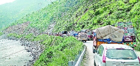 हजारों यात्रियों ने भूखे प्यासे वाहनों में जारी रात, कुल्लू नहीं जा सके वाहन