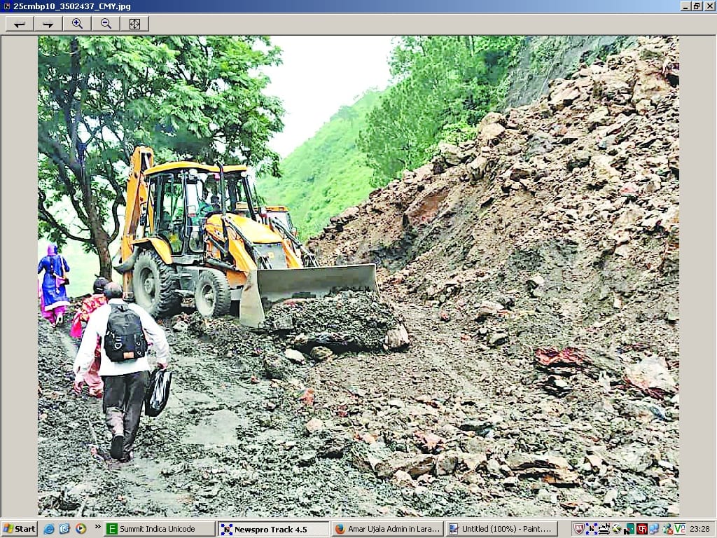 भरमौर-पठानकोट राष्ट्रीय उच्च मार्ग पहाड़ी दरकने से रहा अवरूद्घ