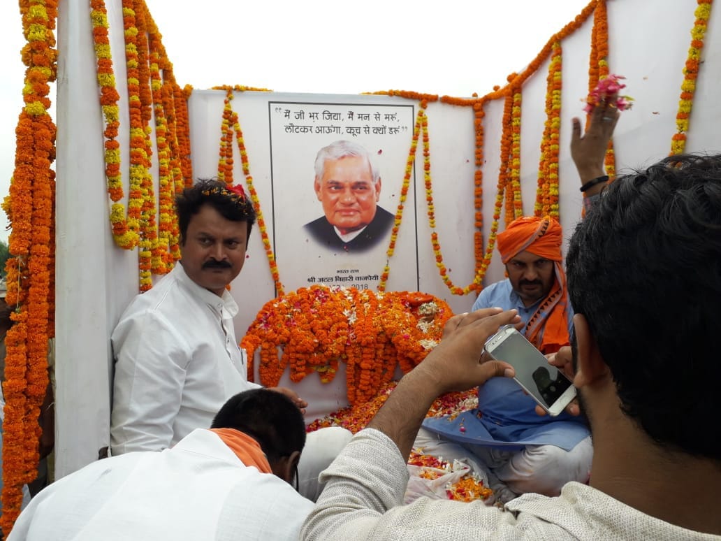 People tribute to atal bihari vajpayee during asthi kalash yatra in purvanchal