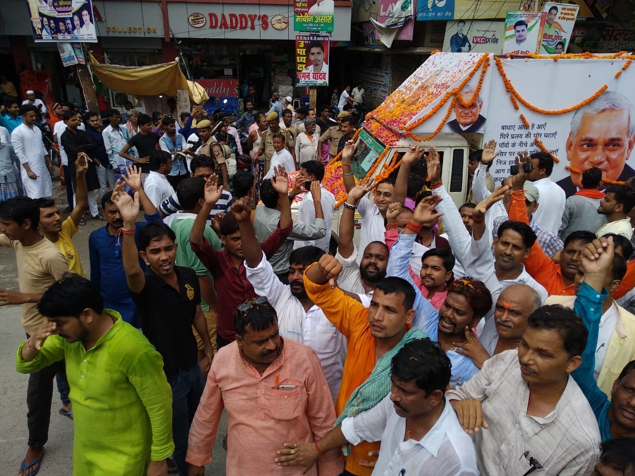 People tribute to atal bihari vajpayee during asthi kalash yatra in purvanchal