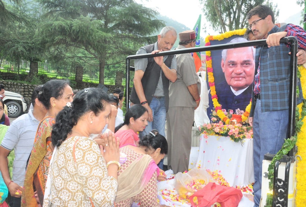 mortal remains reached second home of atal bihari vajpayee at manali