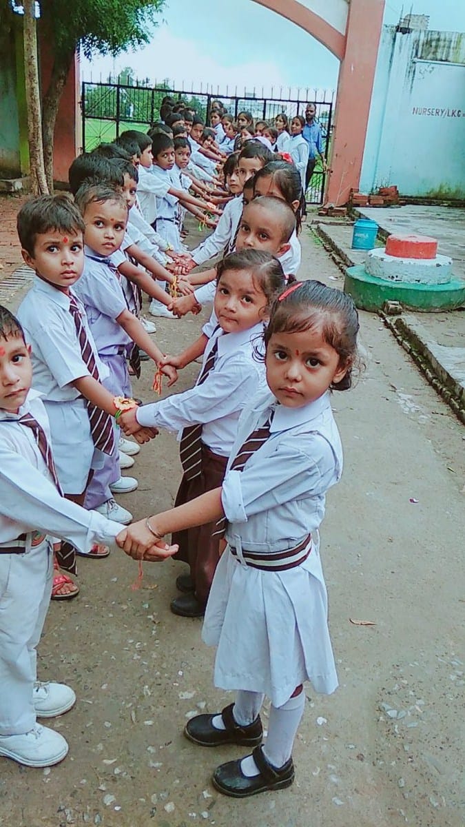 एसएसबी जवानों को बच्चियों ने बांधा रक्षासूत्र
