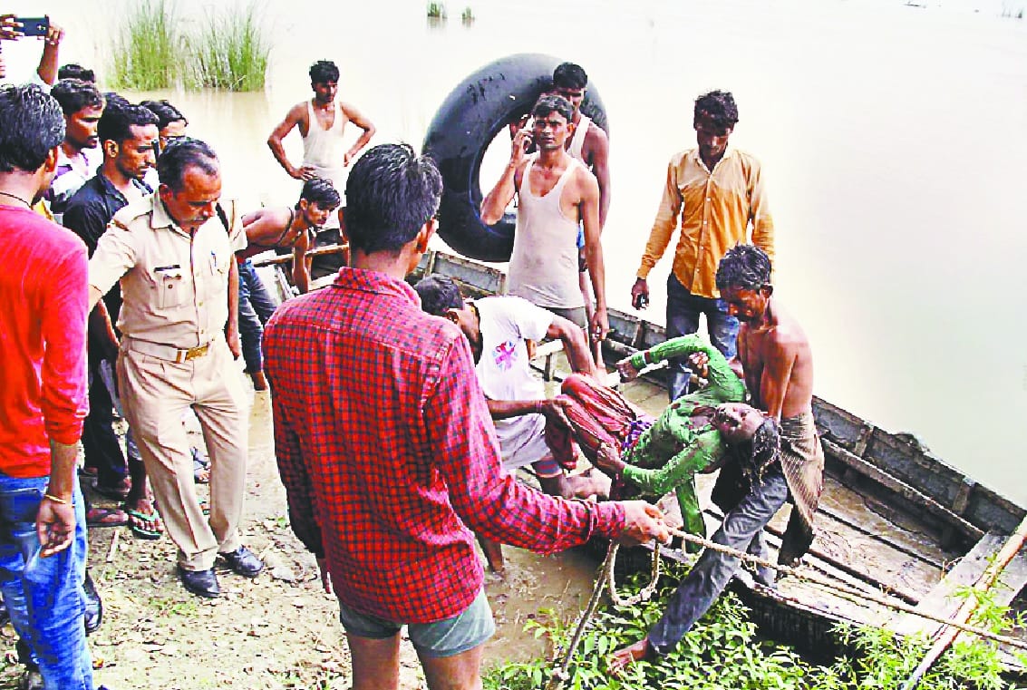 Boat collapses in Bijnor, 28 people in Ganga