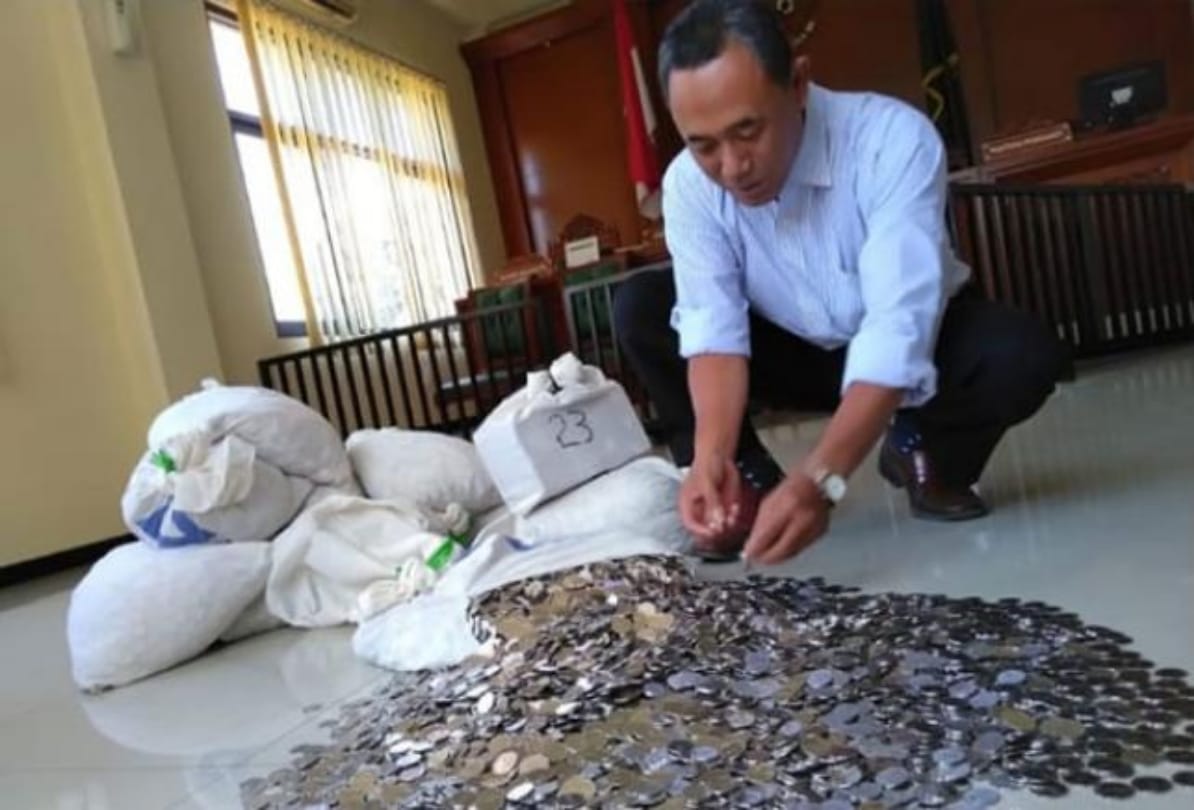 Husband gave 980 kg coins as Alimony to his ex wife in Indonesia