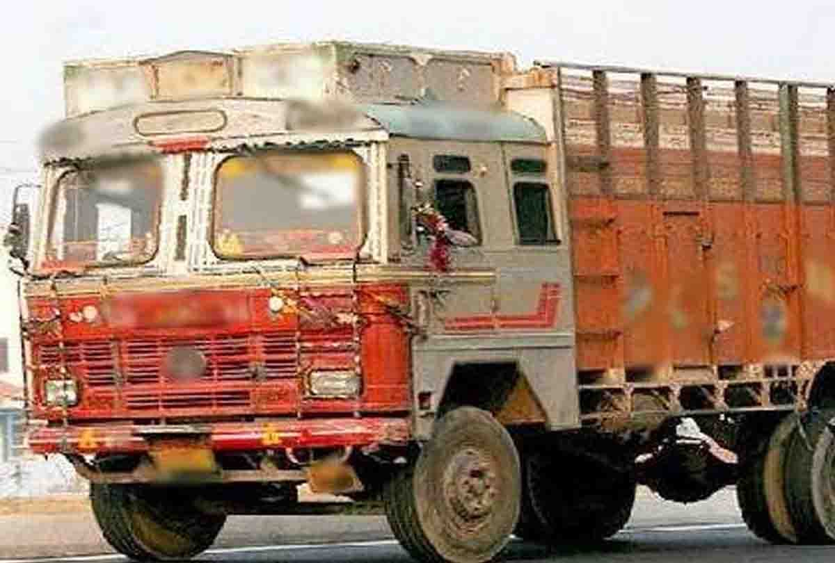 Driver and cleaner threw two women out of a moving truck