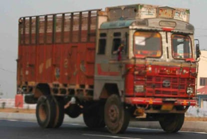 Driver and cleaner threw two women out of a moving truck